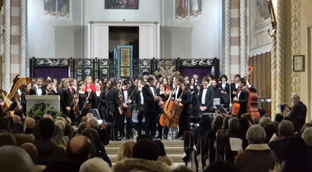 Oltre 90 studenti del Liceo Marchesi sfidano i luoghi comuni sui giovani. Un concerto a Murelle che dimostra come la passione (e la musica) possa rompere ogni pregiudizio.