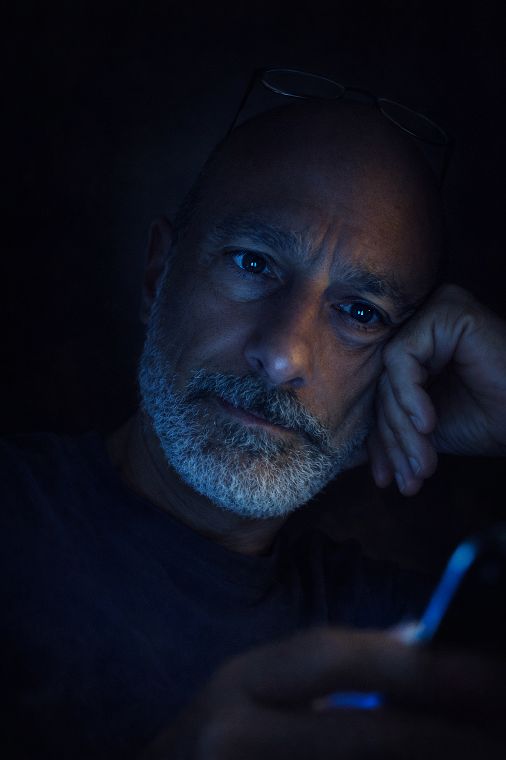 L’Economia della Rabbia: perché l’Algoritmo (e i Governi) hanno bisogno che tu viva nella paura