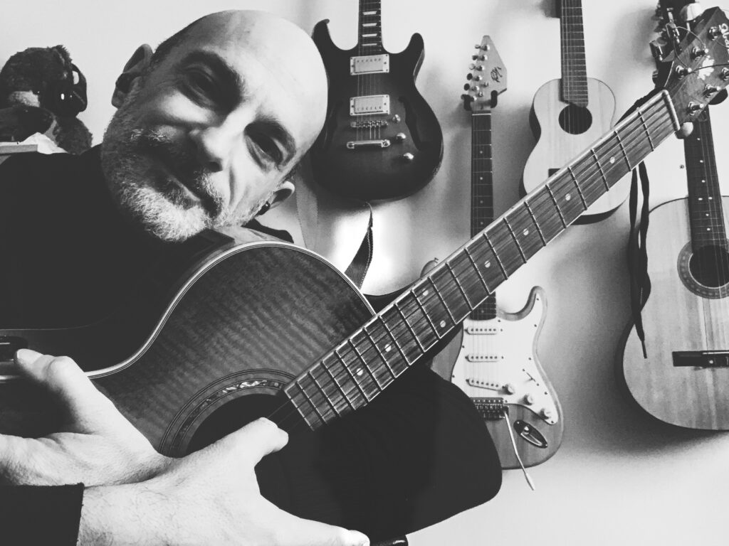 immagine in bianco e nero di Ricky con la sua Chitarra Acustica