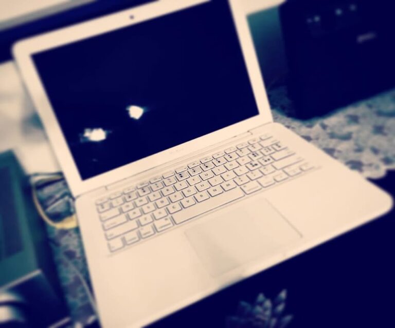  Vecchio MacBook bianco del 2006 appoggiato su un tavolo, con schermo spento e tastiera ben visibile, il portatile storico chiamato “Biondino” protagonista del post nostalgico. 