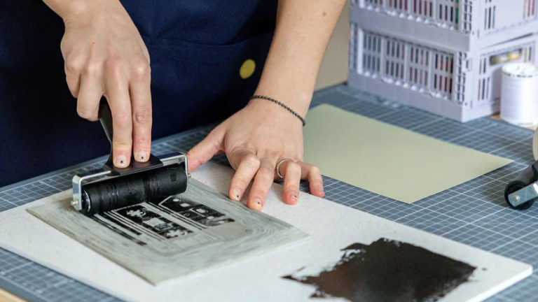 Stampa a mano con rullo e matrice di linoleum nel laboratorio Saimai: il processo artigianale di creazione della copertina del taccuino Vintage Sounds