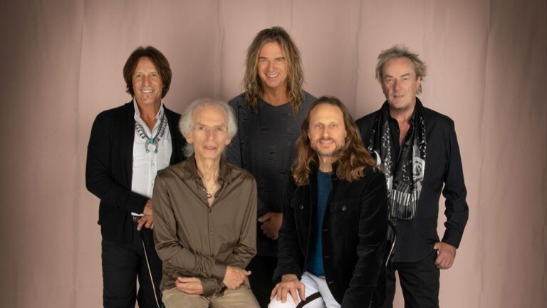 Foto degli YES in uno studio di posa per la presentazione del loro ultimo singolo AURORA