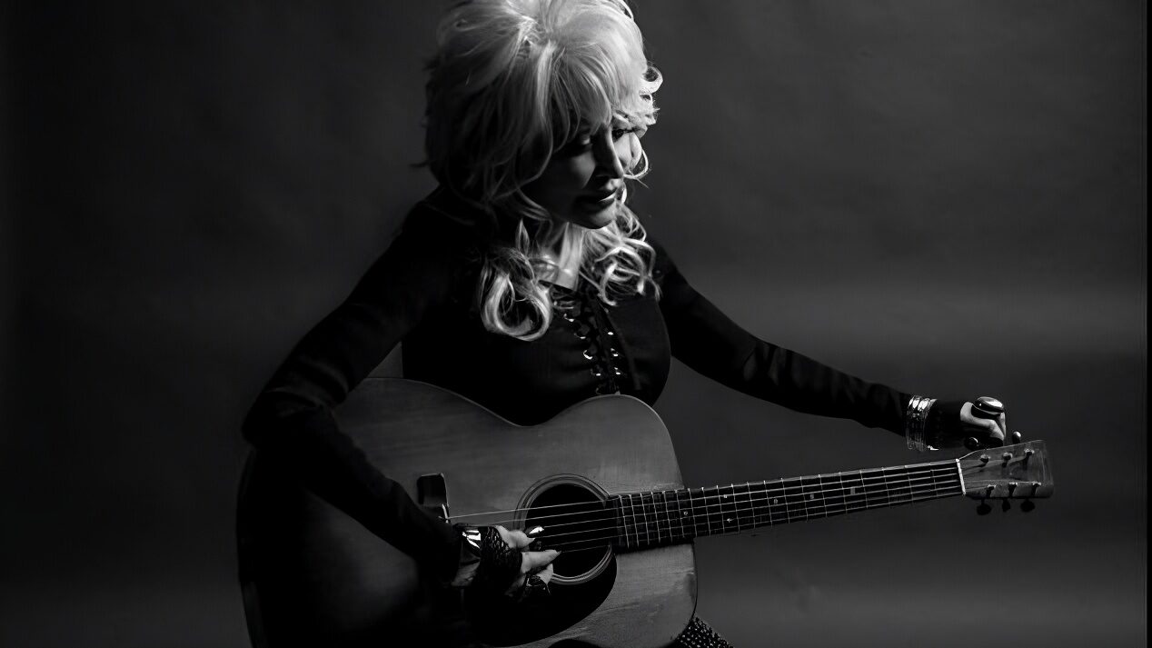Ritratto vintage in bianco e nero di Dolly Parton con chitarra acustica