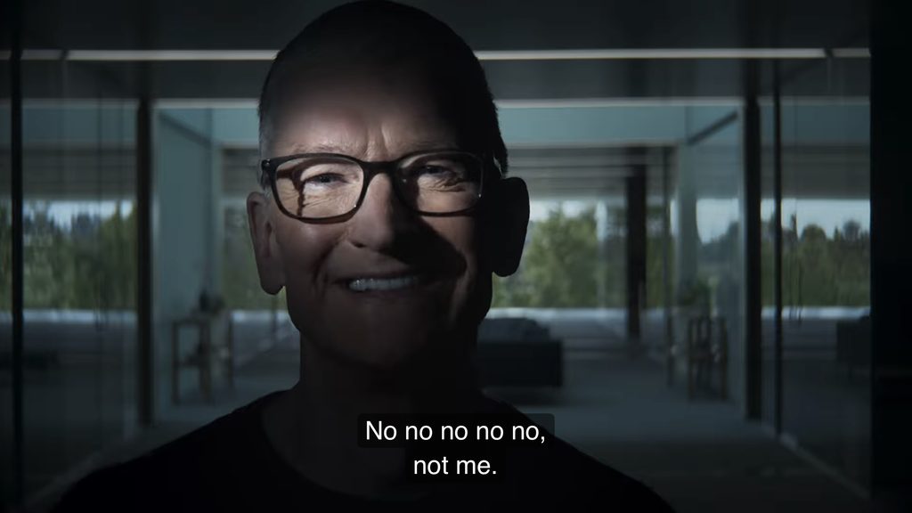 Immagine di Tim Cook che passa il testimone a John Ternus, tratta dal Keynote Apple.